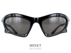 Les lunettes de soleil rectangulaires chauve-souris Balenciaga BB0229S sont l'incarnation parfaite de l'audace et de l'originalité. Ces solaires sont conçues pour les amateurs de sport qui recherchent un accessoire qui se démarque avec un look "chauve-souris" saisissant. Le design de ces lunettes de soleil BB0229S est audacieux et innovant. Leur forme rectangulaire, combinée à des détails inspirés des ailes de chauve-souris, crée un aspect unique et distinctif. Ces lunettes ont été conçues pour les esprits aventureux qui veulent repousser les limites de la mode. Comme les autres modèles de lunettes de sport de Balenciaga, les BB0229S sont conçues pour la performance. Elles offrent une protection maximale contre les rayons du soleil grâce à leurs verres de qualité supérieure, tout en restant confortables et légères à porter pendant les activités sportives. La monture de ces lunettes de soleil est spécialement conçue pour un ajustement parfait et une tenue sécurisée pendant les mouvements rapides. Les branches sont robustes et assurent un maintien optimal sur le visage. Leur esthétique rappelle les ailes étendues d'une chauve-souris, ajoutant une touche d'originalité et de dynamisme à ces solaires. Les lunettes de soleil rectangulaires chauve-souris Balenciaga BB0229S sont destinées à ceux qui osent se démarquer et embrassent leur individualité. Que vous les portiez pour des activités sportives intenses ou simplement pour ajouter une touche de singularité à votre style quotidien, ces lunettes vous permettront de vous démarquer avec assurance et originalité.