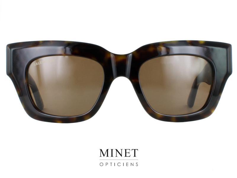  Lunettes de soleil Balenciaga BB0236S : Un mélange unique de style papillon et d'élégance anguleuse  Découvrez les lunettes de soleil Balenciaga BB0236S, l'accessoire de mode incontournable pour un look à la fois papillon et anguleux. Ces solaires en acétate combinent un design audacieux avec des traits anguleux et des bords facetés pour créer un style unique et sophistiqué.