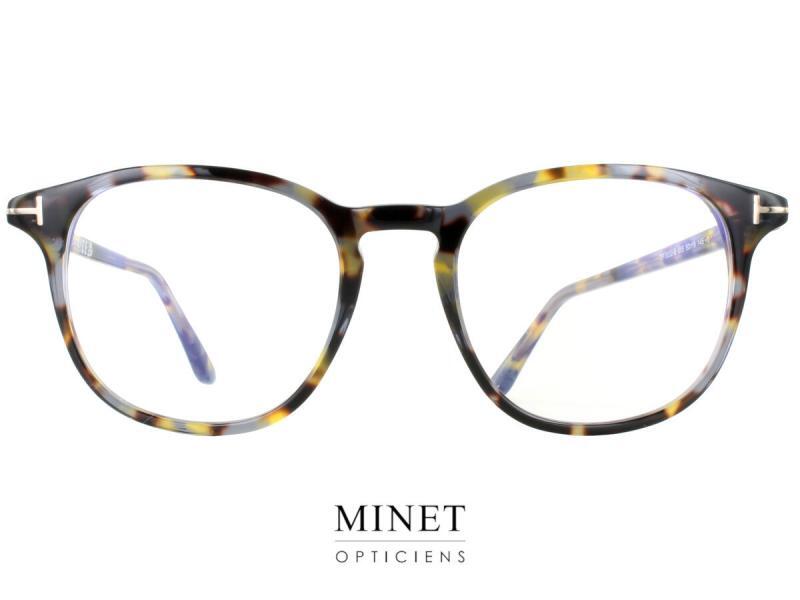 Les montures optiques Tom Ford 58321-B incarnent un mariage élégant entre le classique et le contemporain. Avec leur forme pantos légèrement carrée, ces montures mixtes fines en acétate de cellulo ajoutent une touche d'audace subtile à votre look tout en préservant une esthétique intemporelle. La couleur noire de ces montures incarne l'élégance et la sobriété. Elle est le symbole de la simplicité et de la polyvalence, s'accordant harmonieusement avec une variété de tenues et de styles. Que vous les portiez au travail, lors de soirées spéciales ou pour une utilisation quotidienne, elles apportent une touche de sophistication à chaque occasion. L'acétate de cellulo de haute qualité utilisé pour leur fabrication allie légèreté et durabilité, garantissant un ajustement confortable tout au long de la journée. Les finitions impeccables et les détails subtils sont emblématiques de l'engagement de Tom Ford envers la qualité et le style. Ces montures optiques, tout en étant élégantes, sont également conçues pour être fonctionnelles. Elles peuvent accueillir facilement des verres correcteurs, assurant une vision nette et claire pour ceux qui en ont besoin. Leur forme légèrement carrée offre également un équilibre visuel qui convient à de nombreux types de visages. Les montures optiques Tom Ford 58321-B sont bien plus qu'un simple accessoire. Elles sont une déclaration de style qui transcende les tendances éphémères, une invitation à embrasser une élégance intemporelle. Avec Tom Ford, le minimalisme devient synonyme de sophistication, et ces lunettes en sont la preuve parfaite. Pour un look qui allie l'audace contemporaine à la tradition classique, ces montures sont un choix incontournable.