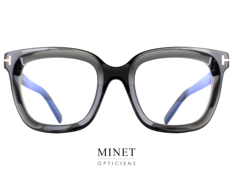 Les lunettes optiques Tom Ford 5880-B sont le summum de l'élégance contemporaine pour les dames en quête d'un style audacieux et sophistiqué. Avec leur design carré généreux, elles incarnent une esthétique audacieuse qui ne passe pas inaperçue. Ces lunettes sont fabriquées en acétate, un matériau de choix qui allie robustesse et légèreté, garantissant un confort optimal même pendant les journées les plus longues. Ce qui rend ces lunettes vraiment uniques, c'est le biseautage subtil de la partie intérieure du cerclage. Ce détail exquis ajoute une touche de finesse et de raffinement à la monture, créant un contraste visuel saisissant. La teinte grise et translucide de ces lunettes Tom Ford est un chef-d'œuvre en soi. Elle crée un jeu fascinant avec la lumière, ajoutant de la profondeur et de l'élégance à votre regard. Que ce soit à la lumière du jour qui les rend presque transparentes ou à la lueur des soirées élégantes, elles ajoutent une dimension artistique à votre style. Les grandes lunettes carrées de Tom Ford 5880-B offrent un attrait intemporel qui convient à diverses occasions. Que vous les portiez pour des réunions d'affaires, des sorties entre amis ou des événements spéciaux, elles sont une déclaration de style audacieuse qui témoigne de votre confiance et de votre sens aigu du style. En somme, les lunettes optiques Tom Ford 5880-B sont bien plus qu'un simple accessoire. Elles sont une œuvre d'art portée sur votre visage, une fusion parfaite entre la mode et la fonctionnalité. Avec Tom Ford, le design devient une expérience visuelle, et ces lunettes en sont une illustration éloquente. Pour celles qui cherchent à se démarquer tout en restant élégantes, ces montures sont un choix incontournable.