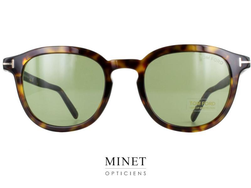 Les lunettes de soleil Tom Ford Pas TF816 sont l'incarnation parfaite de l'élégance discrète et du style intemporel. Avec leur forme pentos, elles marient habilement le charme rétro et la modernité. Ces petites solaires sont conçues pour celles et ceux qui apprécient la subtilité et la sophistication. La couleur écaille claire des montures ajoute une touche de chaleur naturelle à votre look. Elle évoque une sensation de raffinement discret, se mariant harmonieusement avec une variété de tenues et de styles. Que ce soit pour une journée décontractée en plein air ou une sortie en ville, ces lunettes apportent une élégance subtile à chaque occasion. Les verres de couleur G15 ajoutent une dimension visuelle unique à ces lunettes. Le vert profond et apaisant de ces verres offre une protection solaire efficace tout en préservant la clarté visuelle. Que vous soyez en train de conduire, de flâner en plein air ou de vous détendre sur la plage, ces verres vous procurent une expérience visuelle agréable. Les Tom Ford Pas TF816 sont non seulement un accessoire de mode, mais aussi une protection essentielle pour vos yeux contre les rayons nocifs du soleil. Leur petite taille les rend discrètes tout en offrant une couverture efficace, ce qui les rend idéales pour les journées ensoleillées. En résumé, les Tom Ford Pas TF816 sont le choix parfait pour ceux qui recherchent un équilibre entre l'élégance et la fonctionnalité. Elles incarnent la philosophie de Tom Ford, qui allie style intemporel et qualité exceptionnelle. Ces lunettes de soleil ajoutent une touche de classe à votre look tout en protégeant vos yeux avec des verres de haute qualité. Avec Tom Ford, le style et la protection vont de pair, et ces lunettes en sont la preuve évidente.