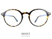 Les lunettes optiques Tom Ford TF5867-B incarnent une esthétique intemporelle qui marie habilement l'élégance classique et le charme rétro. Conçues pour convenir aussi bien aux hommes qu'aux femmes, ces montures offrent une silhouette qui évoque la sophistication des époques passées tout en restant résolument moderne. Avec leur forme ronde, ces lunettes offrent une variation subtile de l'esthétique pentos classique. Cette conception circulaire apporte une touche de douceur et d'originalité au look, créant un équilibre entre le traditionnel et le contemporain. La monture fine confère une délicatesse subtile à l'ensemble, ajoutant une touche de raffinement à votre style quotidien. Ces lunettes sont pensées pour ceux et celles qui apprécient la subtilité et la sobriété. Leur design rétro évoque une époque où l'élégance était synonyme de simplicité et de finesse. La petite taille de la monture souligne cette esthétique, créant un look discret et chic. Tom Ford, en tant que marque, est synonyme de qualité et d'excellence. Les TF5867-B ne font pas exception. Chaque détail, du choix des matériaux à la finition, est réalisé avec une précision méticuleuse pour vous offrir des lunettes qui allient style et durabilité. En portant les Tom Ford TF5867-B, vous arborez bien plus qu'une simple paire de lunettes. Vous faites une déclaration de style qui transcende les générations et qui reflète votre appréciation pour l'élégance intemporelle. Que ce soit pour une journée au bureau ou une soirée spéciale, ces lunettes seront votre compagnon fidèle, ajoutant une touche de sophistication à votre look.