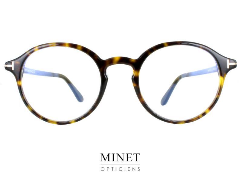 Les lunettes optiques Tom Ford TF5867-B incarnent une esthétique intemporelle qui marie habilement l'élégance classique et le charme rétro. Conçues pour convenir aussi bien aux hommes qu'aux femmes, ces montures offrent une silhouette qui évoque la sophistication des époques passées tout en restant résolument moderne. Avec leur forme ronde, ces lunettes offrent une variation subtile de l'esthétique pentos classique. Cette conception circulaire apporte une touche de douceur et d'originalité au look, créant un équilibre entre le traditionnel et le contemporain. La monture fine confère une délicatesse subtile à l'ensemble, ajoutant une touche de raffinement à votre style quotidien. Ces lunettes sont pensées pour ceux et celles qui apprécient la subtilité et la sobriété. Leur design rétro évoque une époque où l'élégance était synonyme de simplicité et de finesse. La petite taille de la monture souligne cette esthétique, créant un look discret et chic. Tom Ford, en tant que marque, est synonyme de qualité et d'excellence. Les TF5867-B ne font pas exception. Chaque détail, du choix des matériaux à la finition, est réalisé avec une précision méticuleuse pour vous offrir des lunettes qui allient style et durabilité. En portant les Tom Ford TF5867-B, vous arborez bien plus qu'une simple paire de lunettes. Vous faites une déclaration de style qui transcende les générations et qui reflète votre appréciation pour l'élégance intemporelle. Que ce soit pour une journée au bureau ou une soirée spéciale, ces lunettes seront votre compagnon fidèle, ajoutant une touche de sophistication à votre look.