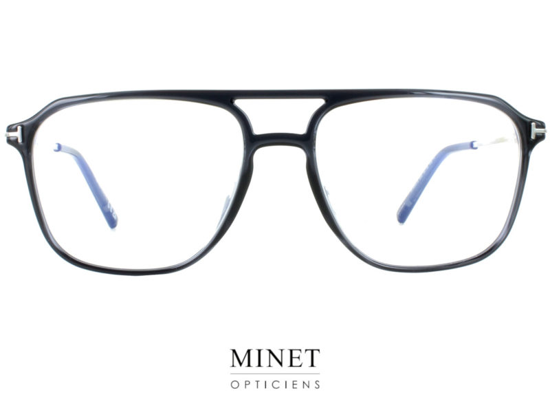 Les lunettes optiques Tom Ford TF5665-B sont un hommage audacieux à l'élégance emblématique des années 70 et 80. Conçues spécialement pour les hommes, ces montures offrent une silhouette pilote rectangulaire à double pont, une caractéristique emblématique de ces décennies révolutionnaires en matière de mode. L'association de la face en acétate et des branches en métal confère une esthétique moderne et raffinée à ces lunettes. La finesse de la monture met en valeur la silhouette classique, créant un équilibre parfait entre la robustesse et la délicatesse. Les TF5665-B incarnent parfaitement l'engagement de Tom Ford envers l'excellence. Chaque détail, du choix des matériaux à la finition, est méticuleusement réalisé pour vous offrir des lunettes qui allient style et durabilité. Porter les Tom Ford TF5665-B, c'est embrasser l'esprit audacieux des années 70 et 80 tout en intégrant une esthétique moderne et sophistiquée dans votre look. Que ce soit pour une journée au bureau ou une soirée spéciale, ces lunettes seront votre compagnon fidèle, ajoutant une touche de sophistication rétro à votre style contemporain. Avec les Tom Ford TF5665-B, vous alliez le meilleur des deux mondes : l'audace du passé et l'élégance du présent.