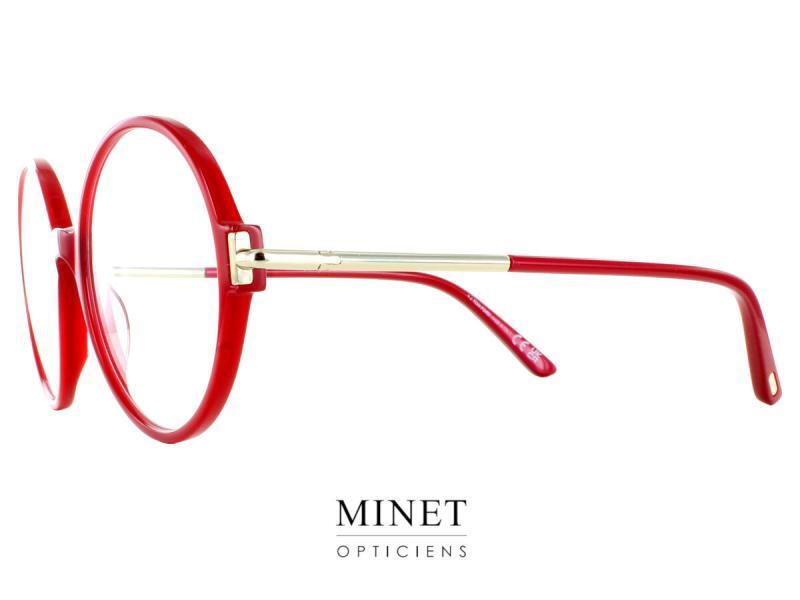 Les lunettes optiques Tom Ford TF5914-B  Rouge incarnent l'élégance et la sophistication, créant un équilibre parfait entre style et fonctionnalité. Conçues spécialement pour les dames, ces montures en acétate arborent une silhouette généreuse qui confère une présence remarquable au visage. Leur bord fin et délicat met en valeur la forme ronde des verres, créant une esthétique intemporelle qui évoque un charme rétro revisité avec une touche de modernité. Cette combinaison de détails exquis et de design classique démontre l'engagement inébranlable de Tom Ford envers l'élégance intemporelle. Les branches métalliques fines apportent une touche de légèreté à l'ensemble, ajoutant une dimension subtile mais distincte au design. L'association de l'acétate et du métal offre une harmonie visuelle qui fusionne avec élégance et assure un ajustement confortable.