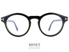 Les lunettes optiques Tom Ford TF5887-B sont une interprétation contemporaine de l'esthétique rétro classique des années 50, avec une touche de modernité audacieuse. Spécialement conçues pour les hommes, ces montures arborent une silhouette qui évoque la sophistication d'une époque révolue, tout en offrant une esthétique qui reste à la pointe de la mode actuelle. Ce qui distingue les TF5887-B, c'est leur monture épaisse qui confère une présence affirmée à votre regard. La face et les branches, tous deux plus épais, ajoutent une dimension de robustesse et de caractère à ces lunettes. Cela crée un contraste frappant avec l'esthétique rétro, apportant une touche de modernité et de confiance à votre style. Tom Ford, en tant que marque, est synonyme de qualité et d'excellence. Les TF5887-B ne font pas exception. Chaque détail, du choix des matériaux à la finition, est réalisé avec une précision méticuleuse pour vous offrir des lunettes qui allient style et durabilité. En portant les Tom Ford TF5887-B, vous arborez bien plus qu'une simple paire de lunettes. Vous faites une déclaration de style qui transcende les générations et qui reflète votre appréciation pour l'élégance intemporelle. Que ce soit pour une journée au bureau, une sortie en ville ou une soirée spéciale, ces lunettes seront votre compagnon fidèle, ajoutant une touche de sophistication rétro à votre look contemporain. Avec les Tom Ford TF5887-B, vous alliez l'audace du présent avec l'élégance du passé.