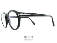 Lunettes de grande marque Tom Ford TF5887-B Les lunettes optiques Tom Ford TF5887-B sont une interprétation contemporaine de l'esthétique rétro classique des années 50, avec une touche de modernité audacieuse. Spécialement conçues pour les hommes, ces montures arborent une silhouette qui évoque la sophistication d'une époque révolue, tout en offrant une esthétique qui reste à la pointe de la mode actuelle. Ce qui distingue les TF5887-B, c'est leur monture épaisse qui confère une présence affirmée à votre regard. La face et les branches, tous deux plus épais, ajoutent une dimension de robustesse et de caractère à ces lunettes. Cela crée un contraste frappant avec l'esthétique rétro, apportant une touche de modernité et de confiance à votre style. Tom Ford, en tant que marque, est synonyme de qualité et d'excellence. Les TF5887-B ne font pas exception. Chaque détail, du choix des matériaux à la finition, est réalisé avec une précision méticuleuse pour vous offrir des lunettes qui allient style et durabilité. En portant les Tom Ford TF5887-B, vous arborez bien plus qu'une simple paire de lunettes. Vous faites une déclaration de style qui transcende les générations et qui reflète votre appréciation pour l'élégance intemporelle. Que ce soit pour une journée au bureau, une sortie en ville ou une soirée spéciale, ces lunettes seront votre compagnon fidèle, ajoutant une touche de sophistication rétro à votre look contemporain. Avec les Tom Ford TF5887-B, vous alliez l'audace du présent avec l'élégance du passé.