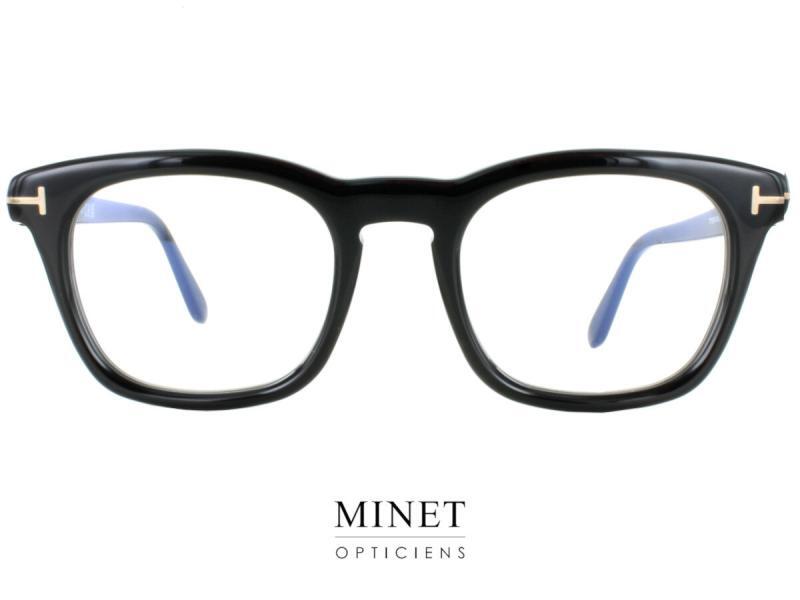 Lunettes de grande marque Tom Ford TF5870-B Les lunettes optiques Tom Ford TF5887-B sont une interprétation contemporaine de l'esthétique rétro classique des années 50, avec une touche de modernité audacieuse. Spécialement conçues pour les hommes, ces montures arborent une silhouette qui évoque la sophistication d'une époque révolue, tout en offrant une esthétique qui reste à la pointe de la mode actuelle. Ce qui distingue les TF5887-B, c'est leur monture épaisse qui confère une présence affirmée à votre regard. La face et les branches, tous deux plus épais, ajoutent une dimension de robustesse et de caractère à ces lunettes. Cela crée un contraste frappant avec l'esthétique rétro, apportant une touche de modernité et de confiance à votre style. Tom Ford, en tant que marque, est synonyme de qualité et d'excellence. Les TF5887-B ne font pas exception. Chaque détail, du choix des matériaux à la finition, est réalisé avec une précision méticuleuse pour vous offrir des lunettes qui allient style et durabilité. En portant les Tom Ford TF5887-B, vous arborez bien plus qu'une simple paire de lunettes. Vous faites une déclaration de style qui transcende les générations et qui reflète votre appréciation pour l'élégance intemporelle. Que ce soit pour une journée au bureau, une sortie en ville ou une soirée spéciale, ces lunettes seront votre compagnon fidèle, ajoutant une touche de sophistication rétro à votre look contemporain. Avec les Tom Ford TF5887-B, vous alliez l'audace du présent avec l'élégance du passé.