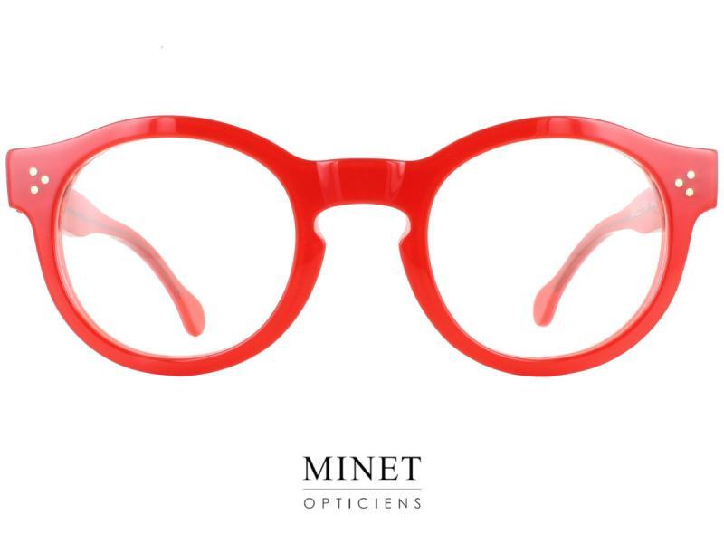 Lunettes Optiques Henau Achille : Élégance Audacieuse en Monture Pantos Épaisse Plongez dans l'univers raffiné de la collection Henau avec la monture optique Achille. C'est une véritable déclaration de style. Ce qui allie sophistication contemporaine et réminiscences vintage. La monture pantos, aux lignes audacieuses et à l'épaisseur généreuse. Conférant à ces lunettes une présence indéniable et une esthétique unique. Caractéristiques Principales : Monture Pantos Épaisse : Laissez-vous séduire par la robustesse et la singularité de la monture Achille. Son design pantos, caractérisé par des contours marqués, offre une expression visuelle distinctive, affirmant votre goût pour l'originalité. Palette de Couleurs Étendue : Exprimez votre personnalité à travers une variété de teintes captivantes. Que vous préfériez une nuance classique ou une couleur vibrante, la collection Achille propose des options pour tous les styles. Charnières Rivetées à l'Ancienne : Les charnières des branches sont réalisées avec une technique artisanale d'antan. Ce qui  ajoute une touche de nostalgie à la modernité de la monture. Les jolis rivets apparents sur la face et les branches soulignent le souci du détail et renforcent l'aspect authentique de ces lunettes.