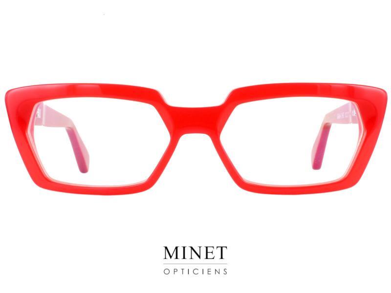 Lunettes Optiques Henau Kanawa : Élégance Féminine Redéfinie en Forme Rectangulaire. Découvrez la quintessence de l'élégance féminine avec les lunettes optiques Henau Kanawa. Conçues spécialement pour la femme moderne qui apprécie le raffinement et la sophistication. Ces montures rectangulaires allongées présentent une finition délicatement papillon sur les tempes. Ce qui ajoute une touche de charme subtil. Caractéristiques Distinctives : Forme Rectangulaire Étendue : Les Henau Kanawa capturent l'esprit contemporain avec leur forme rectangulaire. Élégantes et épurées, ces lunettes rehaussent la beauté naturelle de la femme moderne en offrant une silhouette flatteuse et tendance. Finition Légèrement Papillon : La délicatesse réside dans les détails, et les tempes finement papillon des Kanawa ajoutent une note de féminité et de grâce à l'ensemble. Cette touche subtile crée une harmonie parfaite entre modernité et éléments classiques. Élégance en Toute Légèreté : Bien que ces lunettes évoquent une sophistication inégalée, elles restent légères et agréables à porter. L'équilibre entre le design étendu et le poids optimisé offre un confort exceptionnel au quotidien.