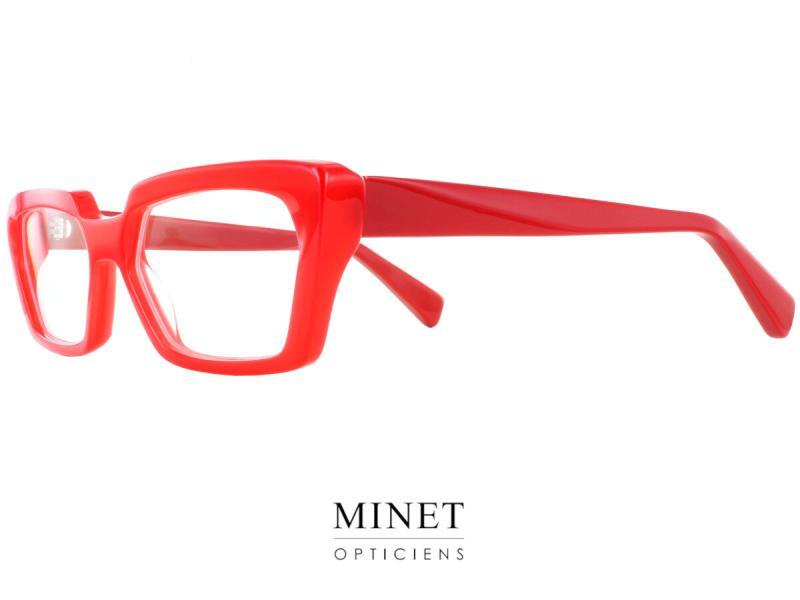 Lunettes Optiques Henau Kanawa : Élégance Féminine Redéfinie en Forme Rectangulaire. Découvrez la quintessence de l'élégance féminine avec les lunettes optiques Henau Kanawa. Conçues spécialement pour la femme moderne qui apprécie le raffinement et la sophistication. Ces montures rectangulaires allongées présentent une finition délicatement papillon sur les tempes. Ce qui ajoute une touche de charme subtil. Caractéristiques Distinctives : Forme Rectangulaire Étendue : Les Henau Kanawa capturent l'esprit contemporain avec leur forme rectangulaire. Élégantes et épurées, ces lunettes rehaussent la beauté naturelle de la femme moderne en offrant une silhouette flatteuse et tendance. Finition Légèrement Papillon : La délicatesse réside dans les détails, et les tempes finement papillon des Kanawa ajoutent une note de féminité et de grâce à l'ensemble. Cette touche subtile crée une harmonie parfaite entre modernité et éléments classiques. Élégance en Toute Légèreté : Bien que ces lunettes évoquent une sophistication inégalée, elles restent légères et agréables à porter. L'équilibre entre le design étendu et le poids optimisé offre un confort exceptionnel au quotidien.