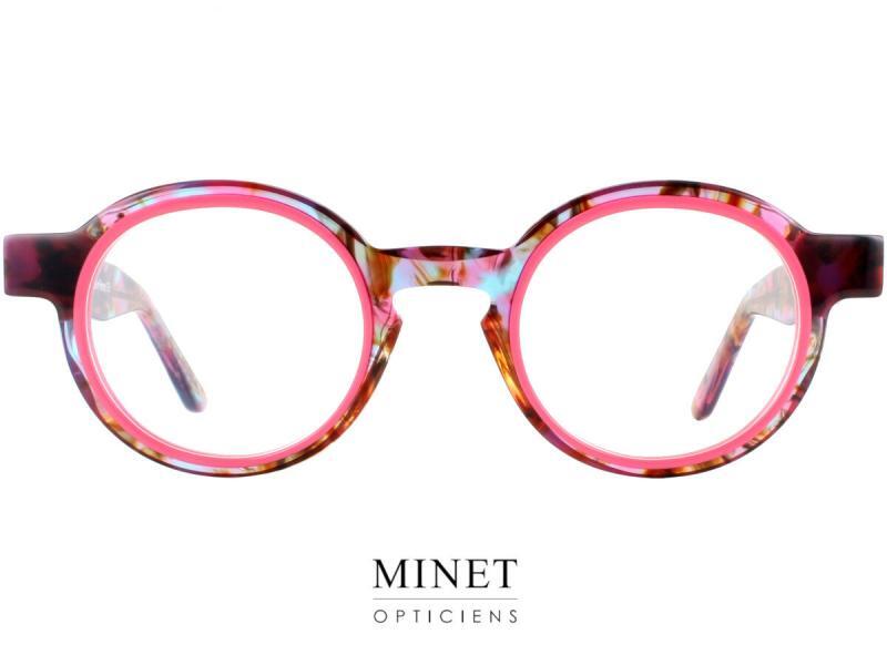 Thierry Lasry Melody Roses Les Melody de chez Lasry sont de superbes lunettes roses optiques de luxe. Très bel objet de designer. Petites lunettes rondes colorées. Dans le plus pur esprite de la marque. Ce qui distingue les Thierry Lasry Melody, ce sont leurs couleurs vibrantes et audacieuses. La marque Thierry Lasry est réputée pour son utilisation créative des couleurs, et ces montures ne font pas exception. Elles sont disponibles dans une variété de teintes vives et attrayantes, allant des tons classiques aux combinaisons de couleurs uniques. Les Thierry Lasry Melody se caractérisent également par leurs larges branches, qui offrent une présence visuelle marquée. Les branches peuvent être ornées de détails subtils ou de motifs spéciaux, ajoutant une touche d'élégance supplémentaire à ces montures déjà accrocheuses. Ces lunettes sont conçues avec soin pour offrir un ajustement confortable et une esthétique à la fois élégante et excentrique. Les matériaux de haute qualité, tels que l'acétate, sont utilisés pour leur construction, garantissant ainsi leur durabilité et leur légèreté.