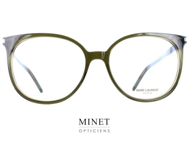 Saint Laurent SL39 : Élégance Oversized, Une Vision Moderne du Glamour Plongez dans le monde du glamour moderne avec les lunettes optiques pour dames Saint Laurent SL39. Ces montures légèrement oversized réinventent le style avec des verres de forme pantos, des montures fines légèrement papillon, et des branches accrochées haut sur la face. Les SL39 sont bien plus qu'une simple paire de lunettes ; elles sont une déclaration audacieuse d'élégance et de sophistication. Élégance Oversized : Les Lunettes Saint Laurent SL39 apportent une touche oversized à l'élégance classique. La générosité des verres et la finesse des montures créent une esthétique qui allie modernité et glamour rétro. Forme Pantos et Montures Papillon : L'alliance parfaite entre le pantos et le papillon crée une harmonie visuelle unique. Les verres de forme pantos ajoutent une note classique, tandis que les montures fines légèrement papillon insufflent une modernité captivante.