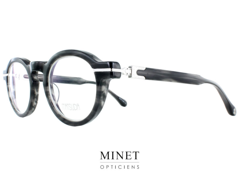 Découvrez l'exquise élégance des lunettes optiques Matsuda M2050 Conçues avec un savoir-faire exceptionnel et fabriquées à partir d'acétate japonais de la plus haute qualité, les lunettes optiques Matsuda M2050 incarnent le mariage parfait entre tradition et modernité. Leur silhouette ronde, légèrement pantos, offre une esthétique intemporelle qui convient à tous les visages. Un Design Sublime et Robuste L'une des caractéristiques distinctives des lunettes Matsuda M2050 réside dans leur construction. Légèrement plus épaisses que la moyenne, ces montures ajoutent une dimension supplémentaire à votre style tout en assurant une robustesse et un confort exceptionnels. Le choix de l'acétate japonais garantit une qualité supérieure, offrant une durabilité et une résistance aux chocs pour une utilisation quotidienne sans compromis. Des Détails Raffinés Les détails ne sont pas en reste avec ces lunettes. Les charnières, fabriquées en titane japonais, ajoutent une touche de sophistication à l'ensemble. Leur design élégant et leur intégration harmonieuse dans les branches et la face créent une ligne de métal subtile mais remarquable, qui souligne la beauté de la monture. Chaque élément est soigneusement pensé pour offrir un équilibre parfait entre fonctionnalité et esthétique. Une Élégance Intemporelle Que ce soit pour une utilisation quotidienne ou pour une occasion spéciale, les lunettes optiques Matsuda M2050 sont le choix idéal pour ceux qui recherchent l'alliance parfaite entre style et qualité. Offrant une esthétique raffinée et un confort exceptionnel, ces montures captiveront tous les regards et mettront en valeur votre personnalité avec une élégance incomparable. Conclusion En somme, les lunettes optiques Matsuda M2050 sont bien plus qu'un simple accessoire de mode. Elles incarnent l'essence même du luxe et du raffinement, alliant un design exquis à une qualité de fabrication exceptionnelle. Avec leur silhouette intemporelle, leur robustesse et leurs détails raffinés, ces montures sont un investissement dans le style et la qualité qui résistera à l'épreuve du temps. Optez pour l'élégance intemporelle avec les lunettes optiques Matsuda M2050, et laissez votre style parler pour vous.