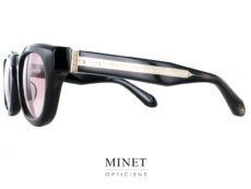 Plongez dans l'élégance intemporelle avec les lunettes solaires Matsuda M1029 Les lunettes solaires Matsuda M1029 sont une incarnation de l'élégance classique et du savoir-faire artisanal. Fabriquées à partir d'acétate noire de qualité supérieure, ces montures ajoutent une touche de sophistication à chaque tenue. Leur design rétro, associé à une construction robuste et des détails raffinés, en fait un accessoire de mode incontournable pour les amateurs de style. Une Esthétique Rétro Sophistiquée La forme rétro des lunettes solaires Matsuda M1029 évoque l'ère du glamour classique, tout en conservant une touche de modernité. Leur épaisseur ajoute une dimension supplémentaire à votre look, soulignant votre style avec assurance et élégance. Des Détails Exquis Les branches larges des lunettes sont superbement décorées par une armature interne en titane finement ciselée. Cette caractéristique distinctive se dévoile subtilement à travers la transparence de l'acétate, ajoutant une touche de raffinement et de sophistication à l'ensemble. Chaque détail est pensé avec soin pour offrir une esthétique impeccable et une qualité exceptionnelle. Confort et Durabilité Malgré leur allure imposante, les lunettes solaires Matsuda M1029 restent confortables à porter grâce à leur construction soigneusement équilibrée. L'acétate de haute qualité offre une durabilité exceptionnelle, tandis que l'armature interne en titane ajoute une touche de légèreté et de résistance. Conclusion En conclusion, les lunettes solaires Matsuda M1029 sont une déclaration de style audacieuse pour ceux qui recherchent l'élégance intemporelle et le raffinement. Leur design rétro, leur construction robuste et leurs détails exquis en font un accessoire de mode de premier plan. Optez pour l'authenticité et la sophistication avec les lunettes solaires Matsuda M1029, et laissez votre style parler pour vous avec assurance et élégance.