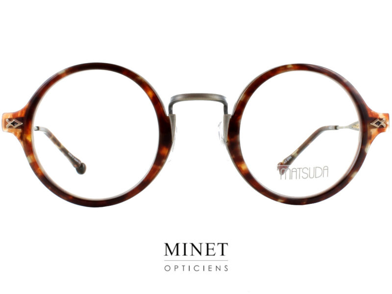 Découvrez l'élégance des lunettes optiques Matsuda M3127 Les lunettes optiques Matsuda M3127 incarnent l'artisanat d'exception et le design sophistiqué, offrant une allure élégante et intemporelle. Fabriquées en titane de première qualité, ces montures rondes sont le choix parfait pour ceux qui recherchent une combinaison de durabilité, de confort et de style raffiné. Design Rétro et Matériaux de Qualité Les lunettes Matsuda M3127 présentent une forme ronde classique, sublimée par l'utilisation de matériaux de première qualité. Les cerclages de la face, en titane robuste, sont délicatement décorés avec des inserts en acétate japonais imitant l'écaille de tortue. Ce contraste subtil entre le métal et l'acétate ajoute une profondeur visuelle et une sophistication indéniable à l'ensemble. Détails Subtils et Raffinés Chaque détail des lunettes Matsuda M3127 est conçu pour impressionner. Les branches, également en titane, sont ornées d'un superbe insert décoratif en acétate jaune, serti avec précision. Ce détail distinctif ajoute une touche de couleur et de dynamisme, tout en soulignant le savoir-faire artisanal qui caractérise la marque Matsuda. Confort et Durabilité Inégalés Les lunettes Matsuda M3127 ne se contentent pas d'être esthétiquement plaisantes; elles sont également conçues pour offrir un confort exceptionnel. Le titane, reconnu pour sa légèreté et sa résistance, assure que ces montures sont confortables à porter tout au long de la journée. L'acétate de haute qualité, utilisé pour les décorations, ajoute non seulement à l'esthétique mais aussi à la durabilité des lunettes. Conclusion En conclusion, les lunettes optiques Matsuda M3127 sont bien plus qu'un simple accessoire de mode. Elles représentent le summum du style et de la qualité artisanale. Avec leur design rond classique, leurs magnifiques inserts en acétate japonais et leurs détails raffinés en titane, ces lunettes ajoutent une touche de sophistication et d'élégance à chaque tenue. Choisissez les lunettes optiques Matsuda M3127 pour un style intemporel et une qualité incomparable, et laissez votre personnalité briller avec distinction.