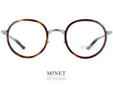 Découvrez l'élégance contemporaine avec les lunettes optiques Matsuda M3134 Les lunettes optiques Matsuda M3134 représentent le summum du style sophistiqué et du design innovant. Avec leur forme pantos classique et leur construction combinée en titane et acétate, ces montures offrent une allure moderne et élégante qui ne manquera pas d'attirer l'attention. Un Design Pantos Moderne Les Matsuda M3134 arborent une forme pantos intemporelle, synonyme de sophistication et d'élégance. La face en titane, connue pour sa légèreté et sa durabilité, est décorée de coques en acétate. Ces éléments en acétate ajoutent un joli effet de volume à la monture, créant une profondeur visuelle qui distingue ces lunettes des autres. Détails en Acétate de Qualité Les branches des lunettes Matsuda M3134 sont fabriquées en acétate de cellulose de haute qualité, offrant non seulement une esthétique raffinée mais aussi une robustesse et un confort exceptionnels. Les branches, de section octogonale, présentent des volumes importants qui ajoutent une touche de modernité et de dynamisme au design global. Cette structure octogonale unique apporte une dimension supplémentaire à l'élégance de la monture. Confort et Artisanat d'Exception Les lunettes optiques Matsuda M3134 ne se contentent pas d'être esthétiquement plaisantes; elles sont également conçues pour offrir un confort optimal. Le titane léger assure une sensation agréable et sans pression, tandis que l'acétate de cellulose apporte une stabilité et une durabilité accrues. Chaque paire de lunettes est le résultat d'un savoir-faire artisanal minutieux, garantissant une qualité et une finition impeccables. Conclusion En conclusion, les lunettes optiques Matsuda M3134 sont une fusion parfaite de style classique et de design contemporain. Leur forme pantos, leur face en titane avec coques en acétate, et leurs branches en acétate de cellulose de section octogonale créent une monture unique et sophistiquée. Optez pour les lunettes optiques Matsuda M3134 pour un look élégant et moderne, et profitez d'un confort et d'une qualité exceptionnels.