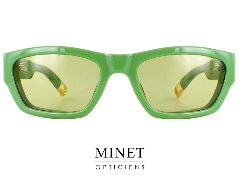 Lunettes de Soleil Jacquemus Meridiano Un Style Masculin Audacieux Les lunettes de soleil Jacquemus Meridiano sont conçues pour l'homme moderne qui ose affirmer son style. Ce modèle incarne parfaitement la fusion entre mode et fonctionnalité, avec une touche de sophistication robuste. Design Rectangulaire avec Profil Élégant Le design des lunettes Meridiano se distingue par sa forme rectangulaire légèrement profilée. Ce style confère une allure raffinée tout en restant fidèle à l'esprit masculin. La silhouette nette et précise de ces lunettes met en valeur la structure du visage, offrant un look à la fois classique et contemporain. Monture Surépaissie pour un Ton Fashion La face surépaissie des lunettes Meridiano ajoute une dimension mode audacieuse. Cette épaisseur supplémentaire donne à la monture un caractère unique, imposant et résolument fashion. Ce détail architectural fait des Meridiano un accessoire indispensable pour ceux qui souhaitent se démarquer avec assurance.